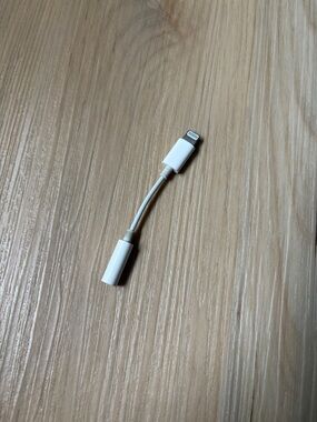 Apple - Lightning to 3.5mm Headphone Jack Adapter (Dongle)